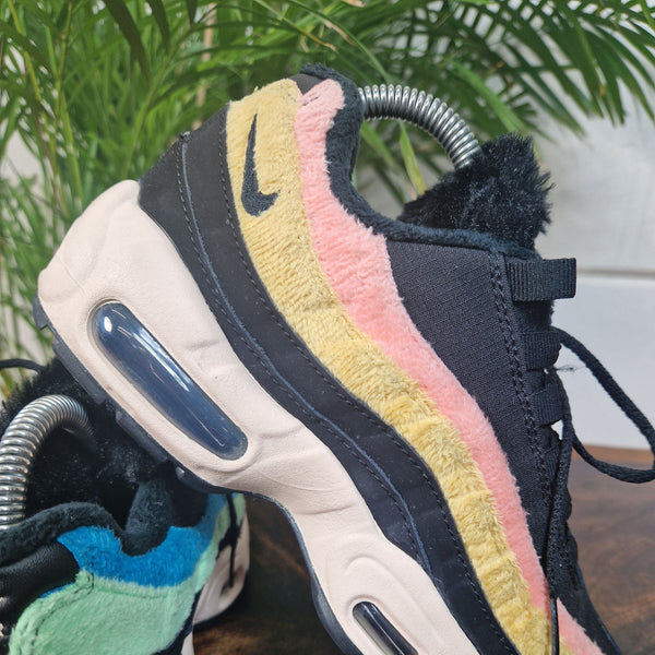 Nike Air Max 95 Black Fur maat 37,5