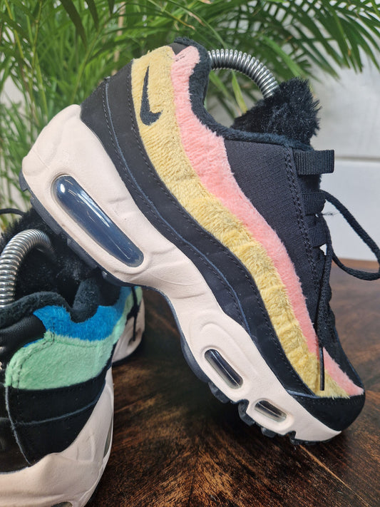 Nike Air Max 95 Black Fur maat 37,5