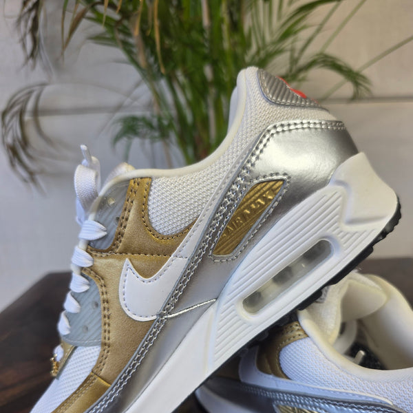 Nike Air Max 90 White Metallic Gold maat 37,5
