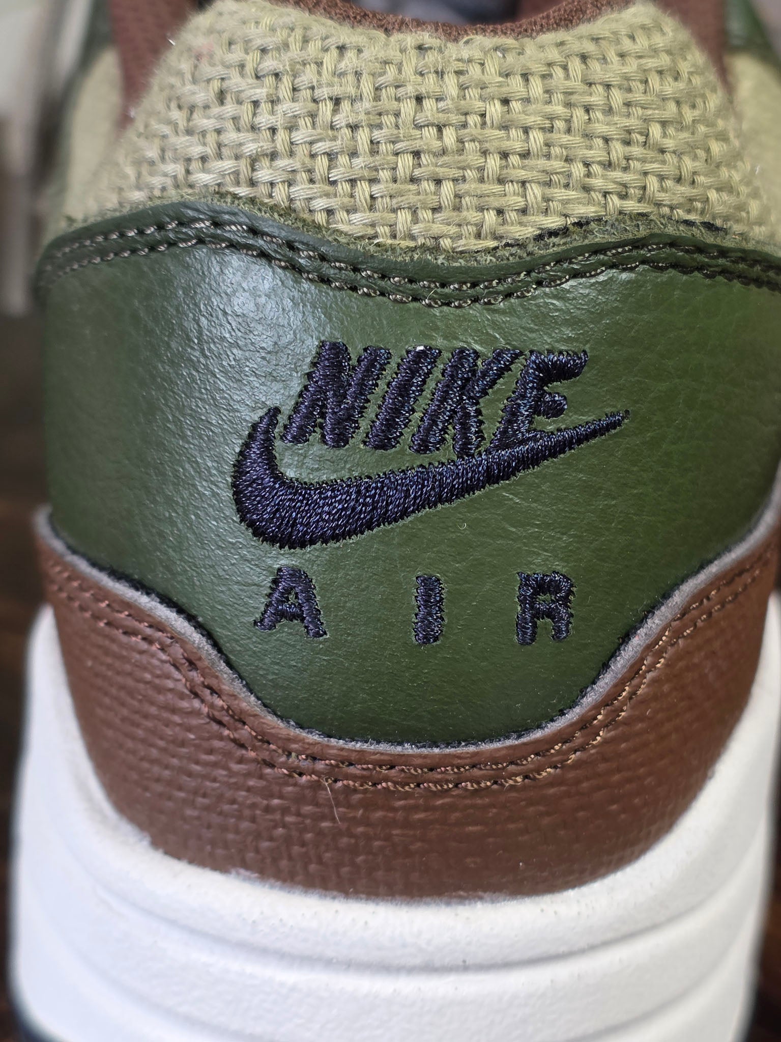 Nike Air Max 1 Neutral Olive Cacao Wow maat 38,5