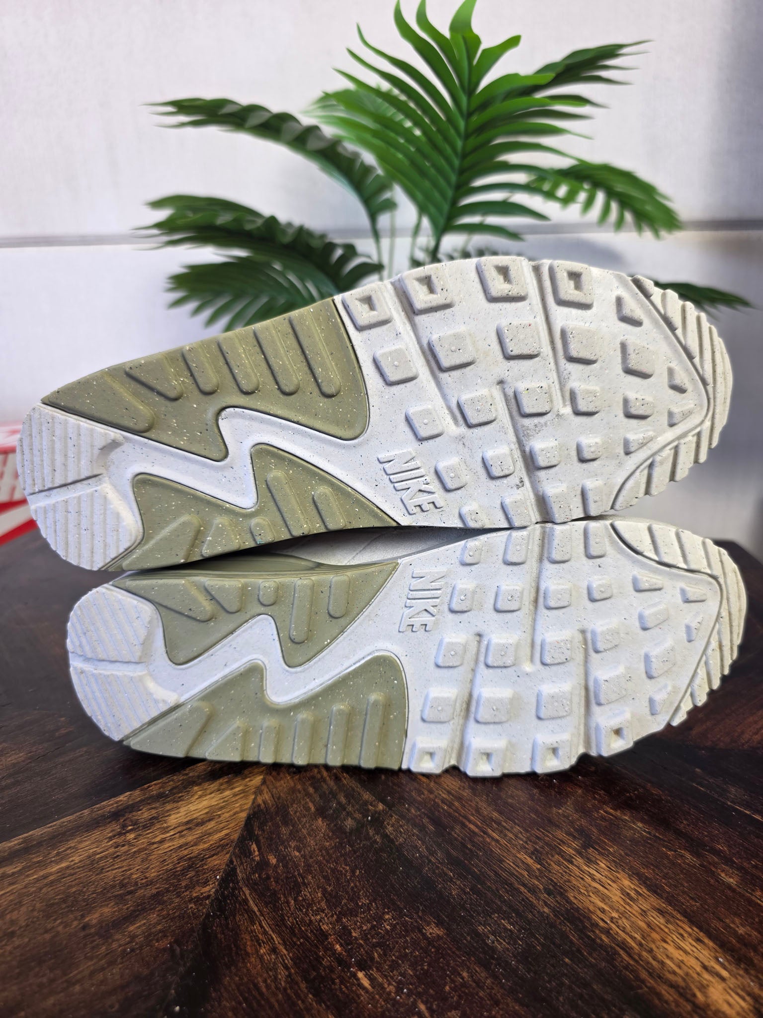 Nike Air Max 90 Phantom Neutral Olive maat 42
