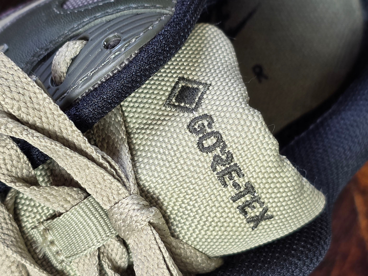Nike Air Max 90 Gore-Tex Medium Olive maat 40