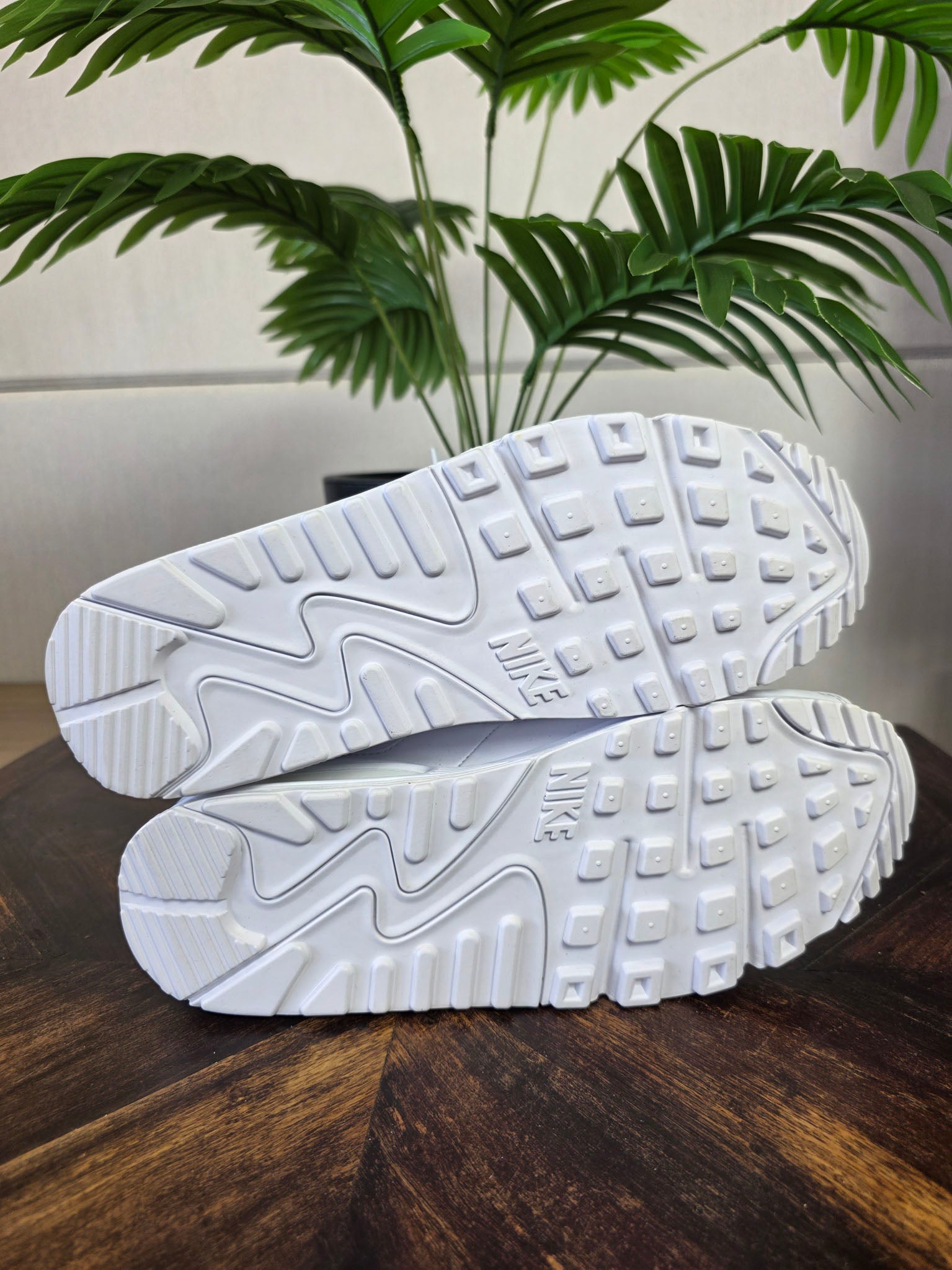 Nike Air Max 90 Triple White maat 42,5