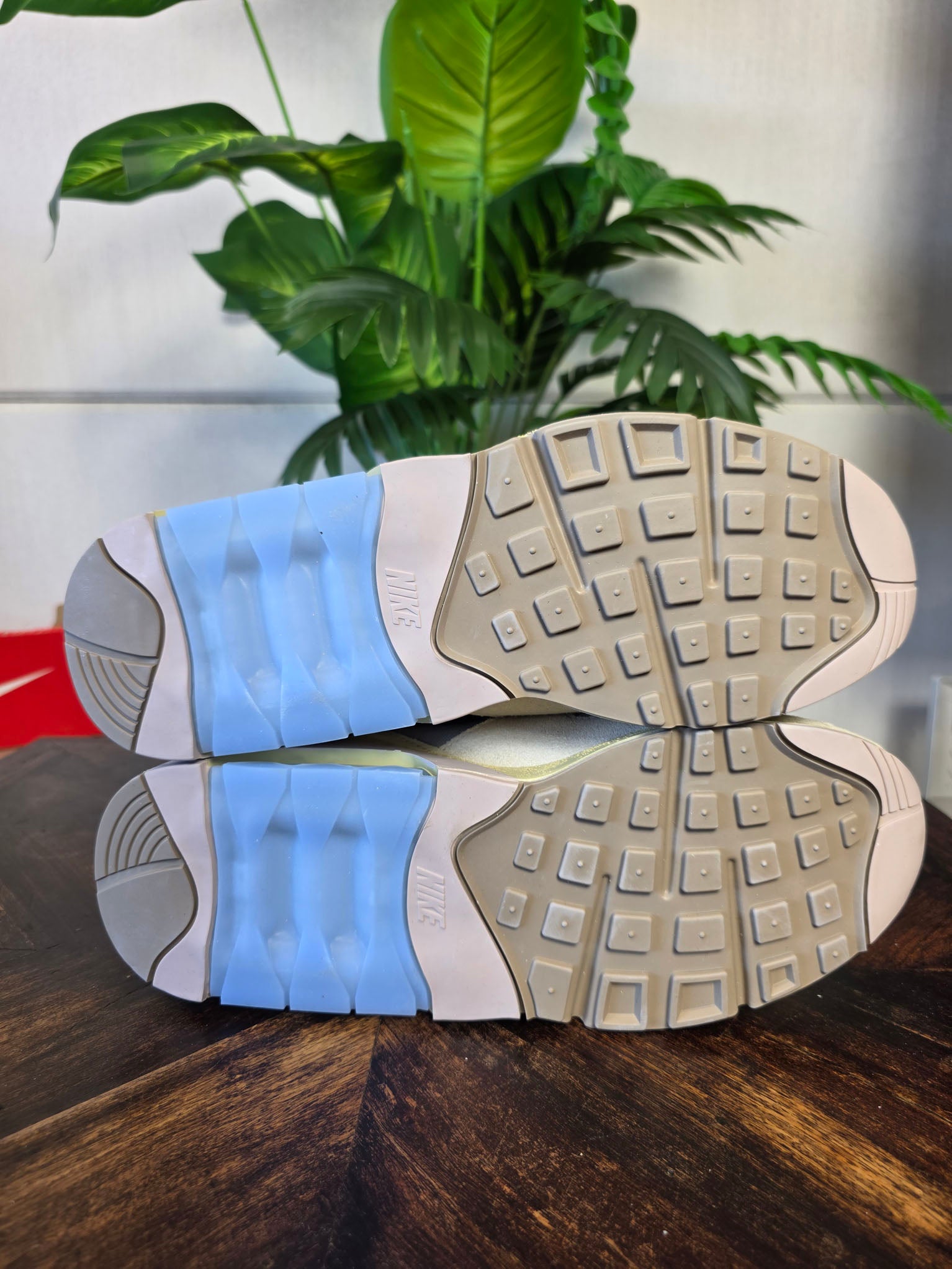 Nike Air Max 180 Light Khaki maat 44