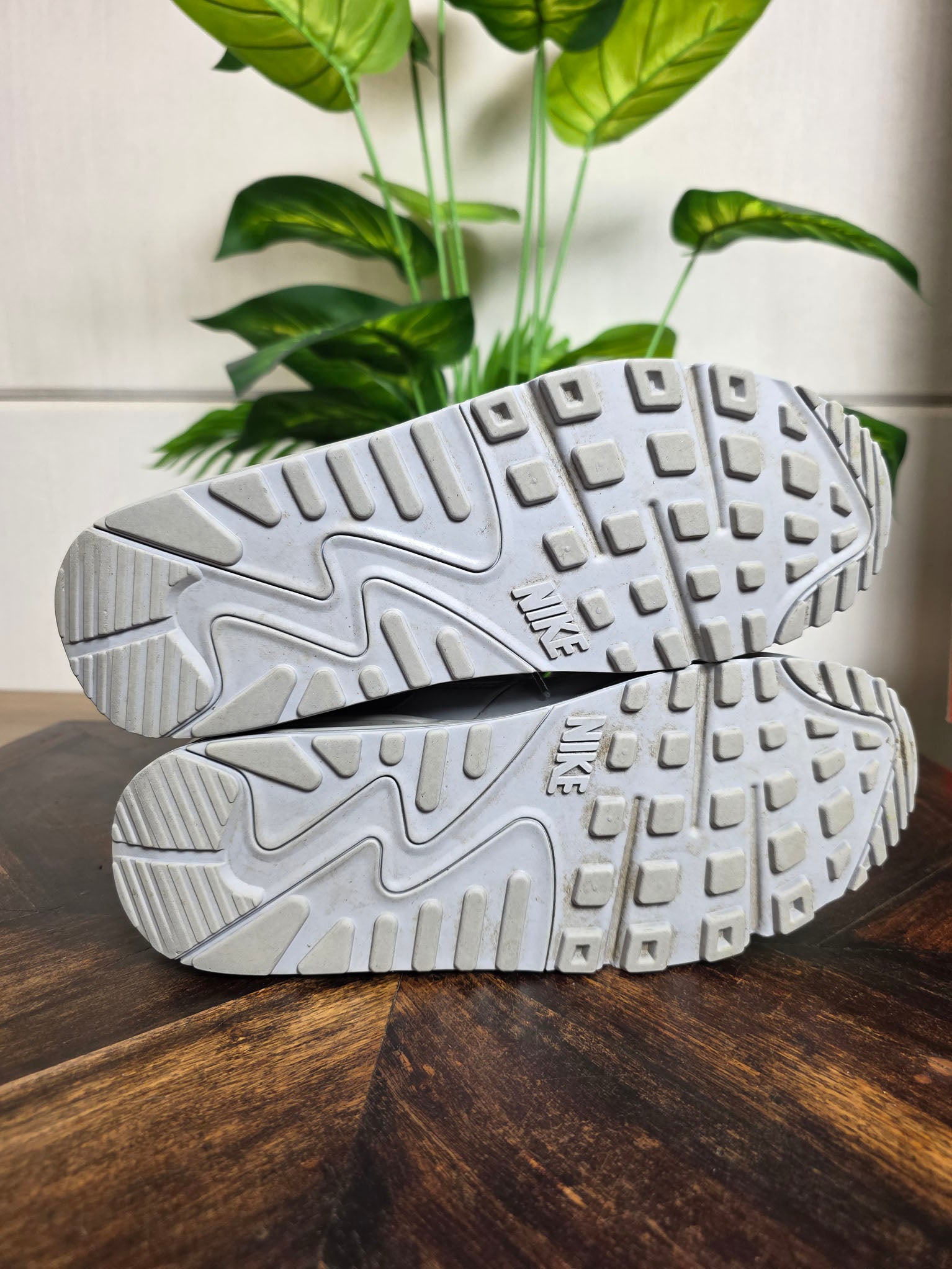 Nike Air Max 90 Triple Wolf Grey maat 42