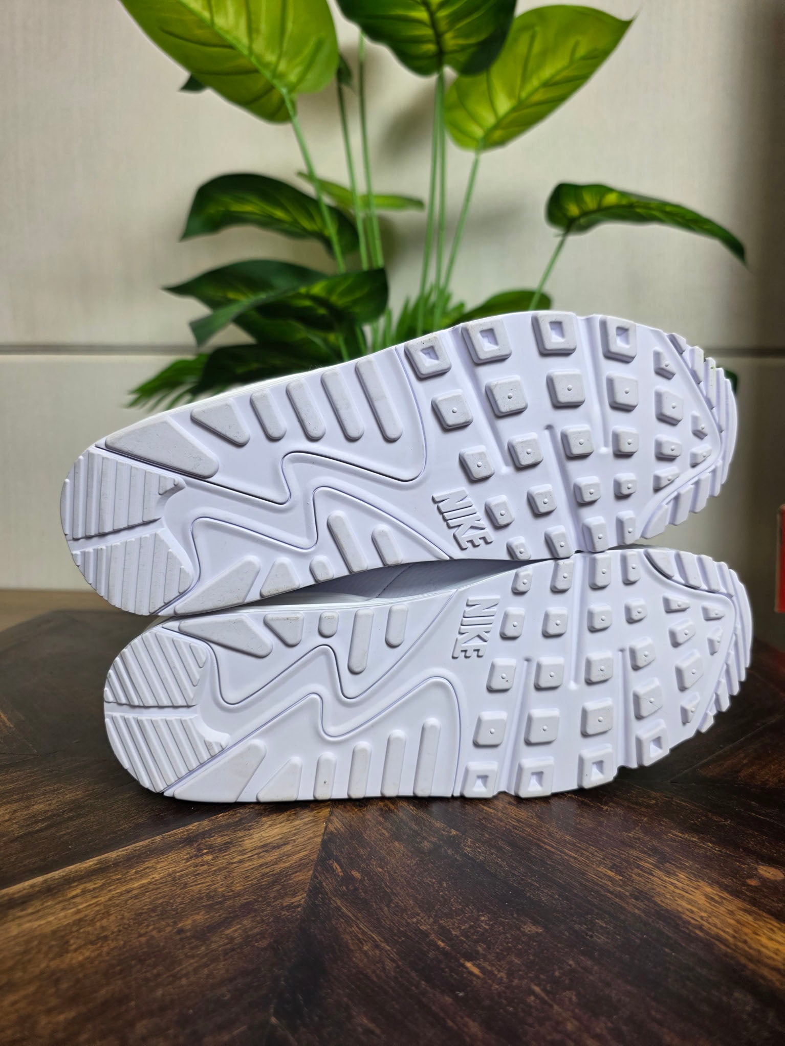 Nike Air Max 90 Triple White LTR maat 42