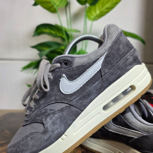 Nike Air Max 1 PRM Crepe Soft Grey maat 40