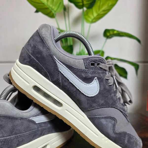 Nike Air Max 1 PRM Crepe Soft Grey maat 40