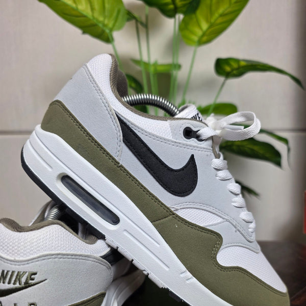 Nike Air Max 1 Medium Olive maat 42,5