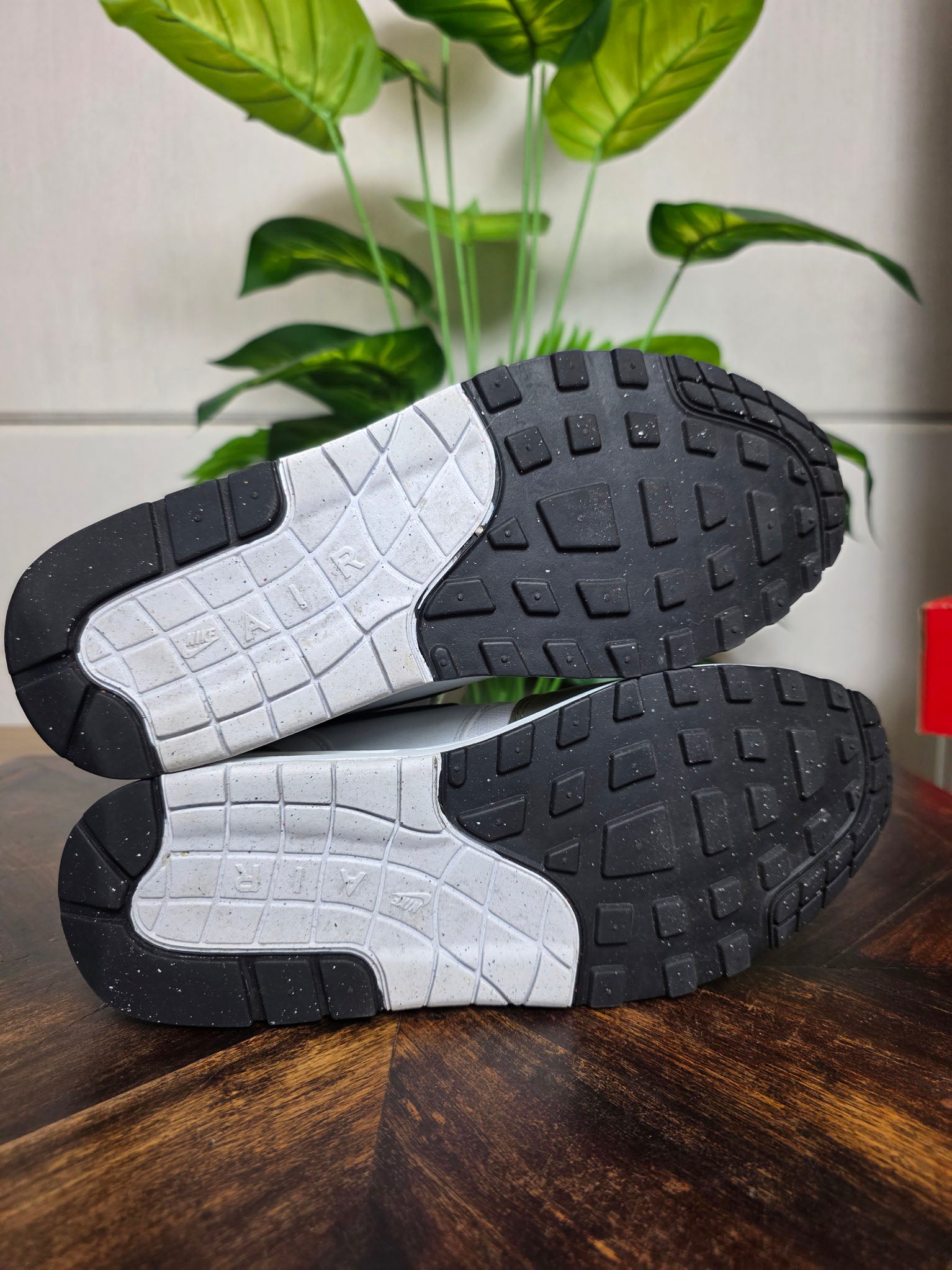 Nike Air Max 1 Medium Olive maat 42,5