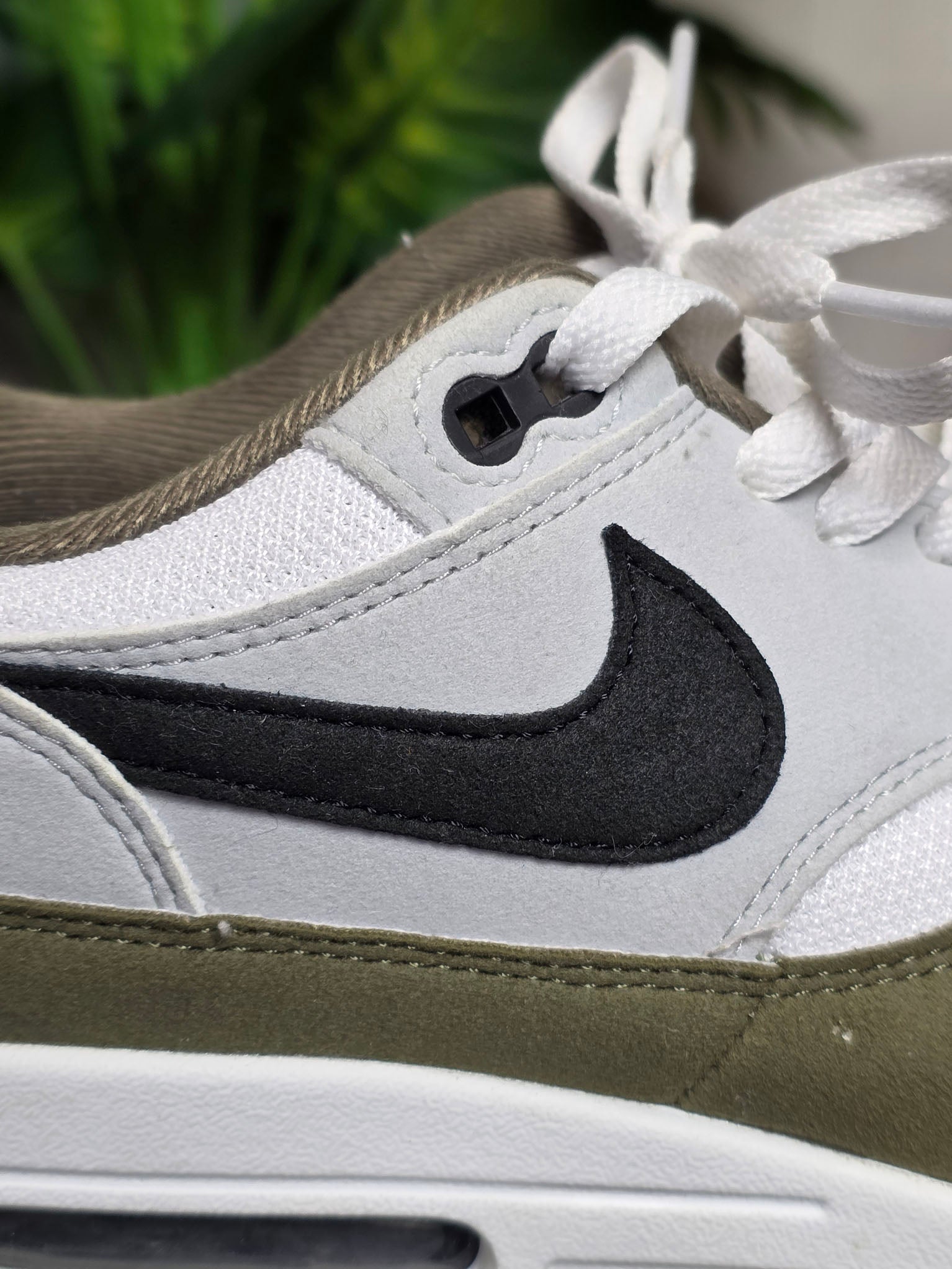 Nike Air Max 1 Medium Olive maat 42,5