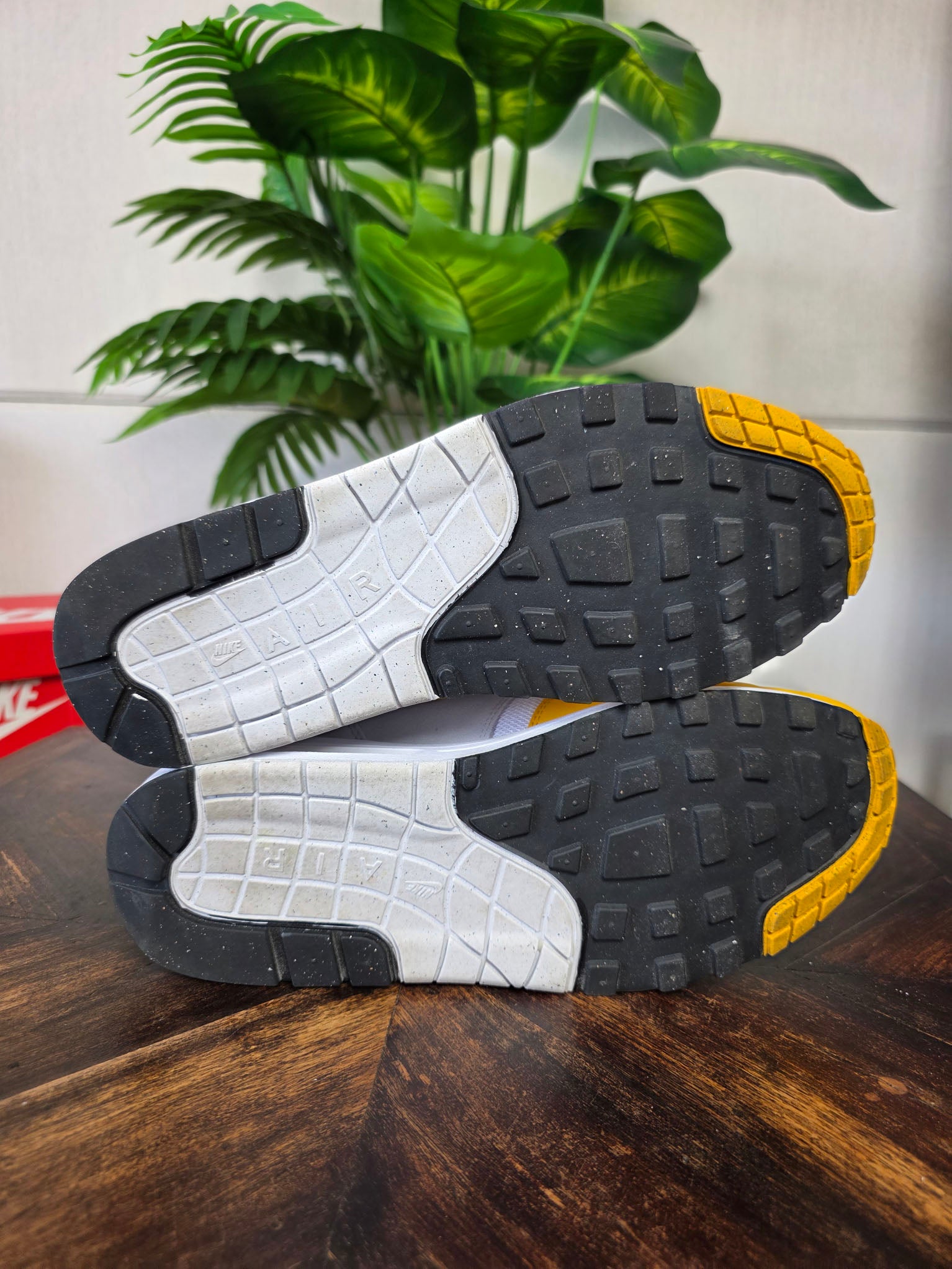 Nike Air Max 1 University Gold maat 45