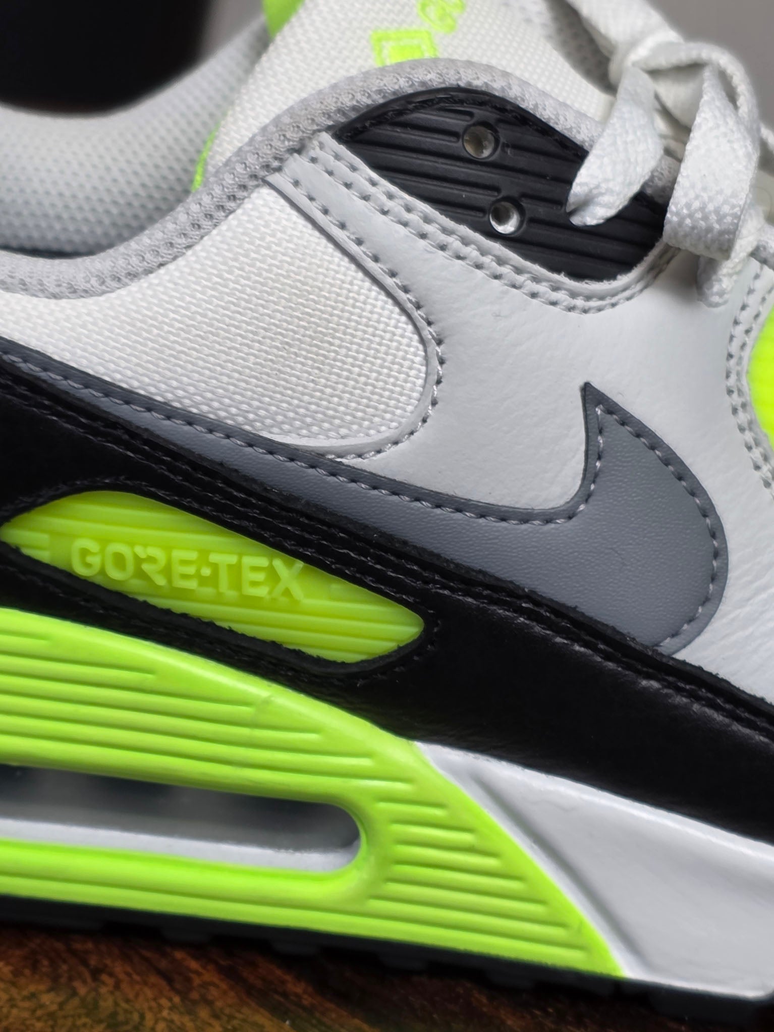 Nike Air Max 90 Gore-Tex Volt maat 42,5