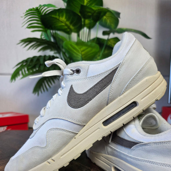 Nike Air Max 1 Sail Ironstone maat 48,5