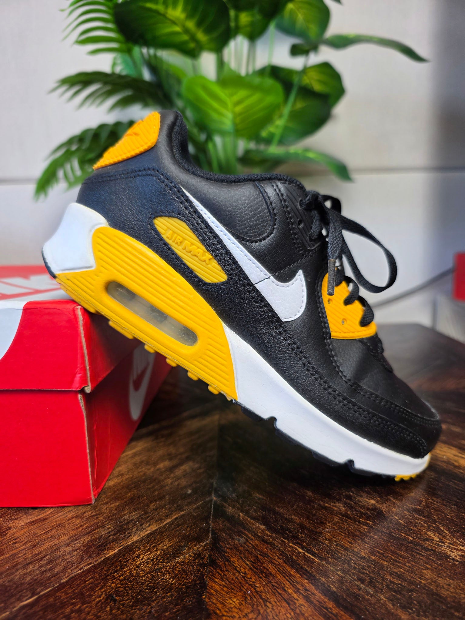 Nike Air Max 90 GS Black University Gold maat 38