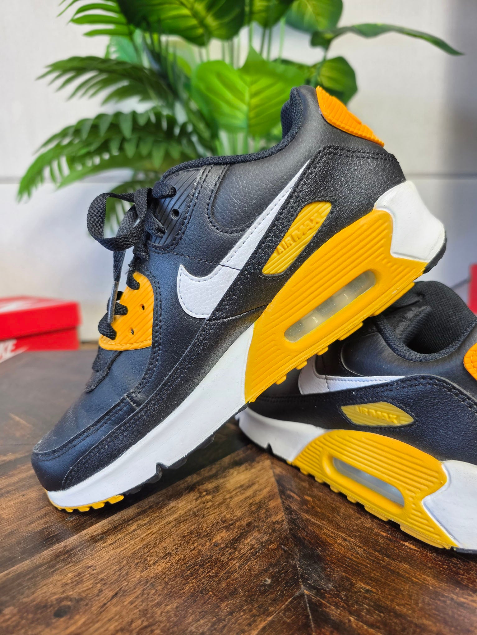 Nike Air Max 90 GS Black University Gold maat 38