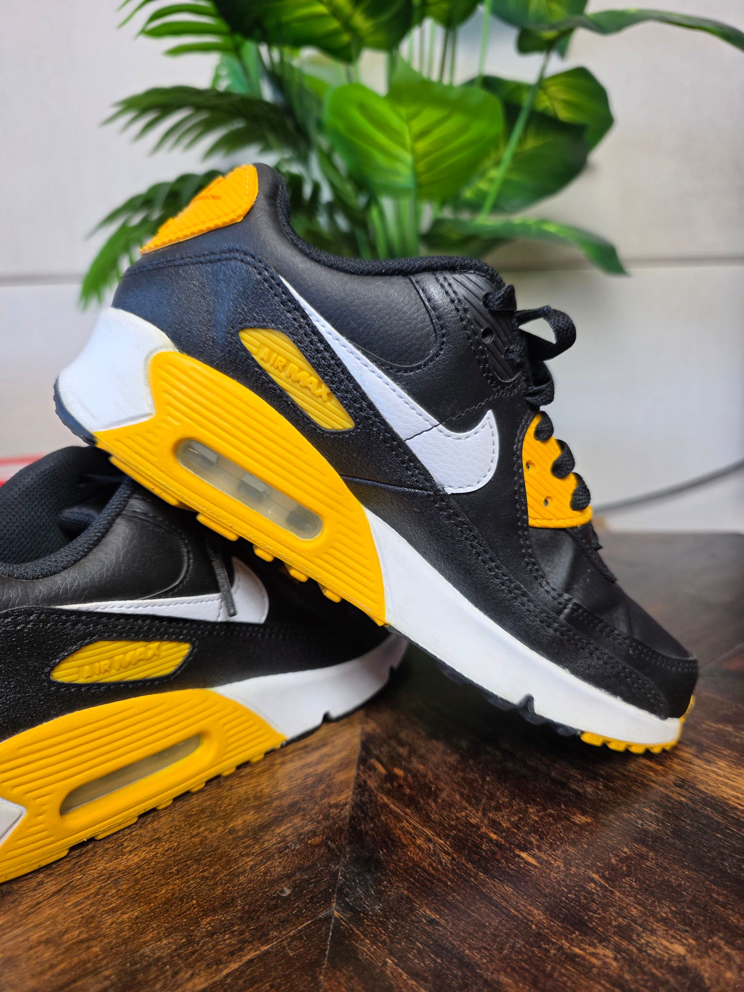 Nike Air Max 90 GS Black University Gold maat 38