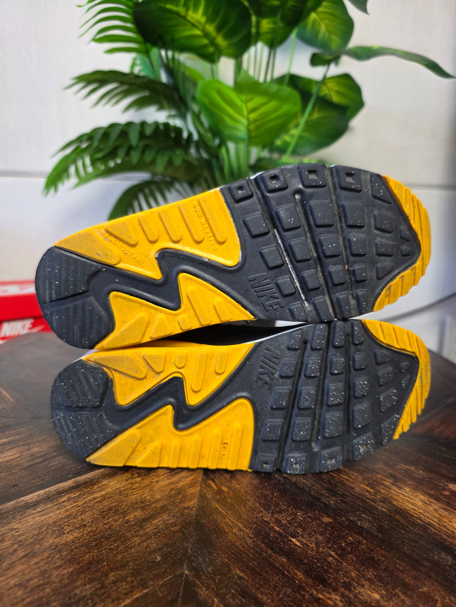 Nike Air Max 90 GS Black University Gold maat 38