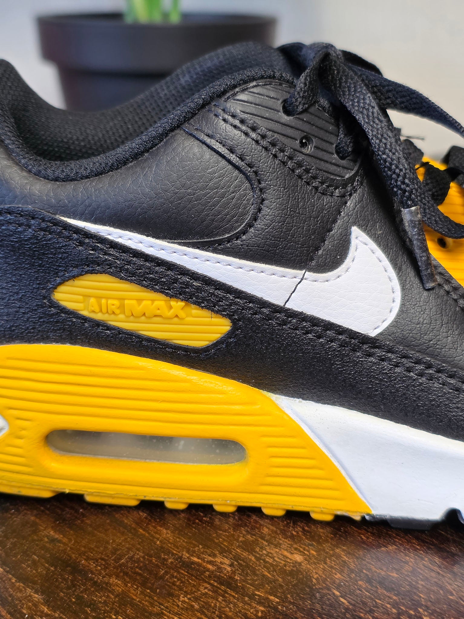 Nike Air Max 90 GS Black University Gold maat 38