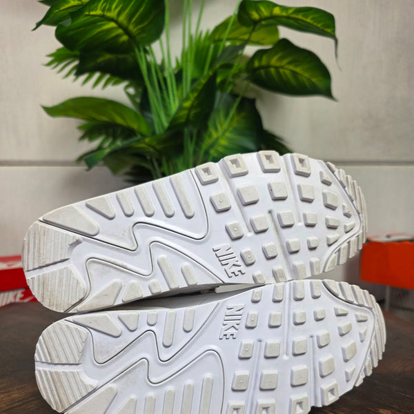 Nike Air Max 90 Triple White maat 37,5