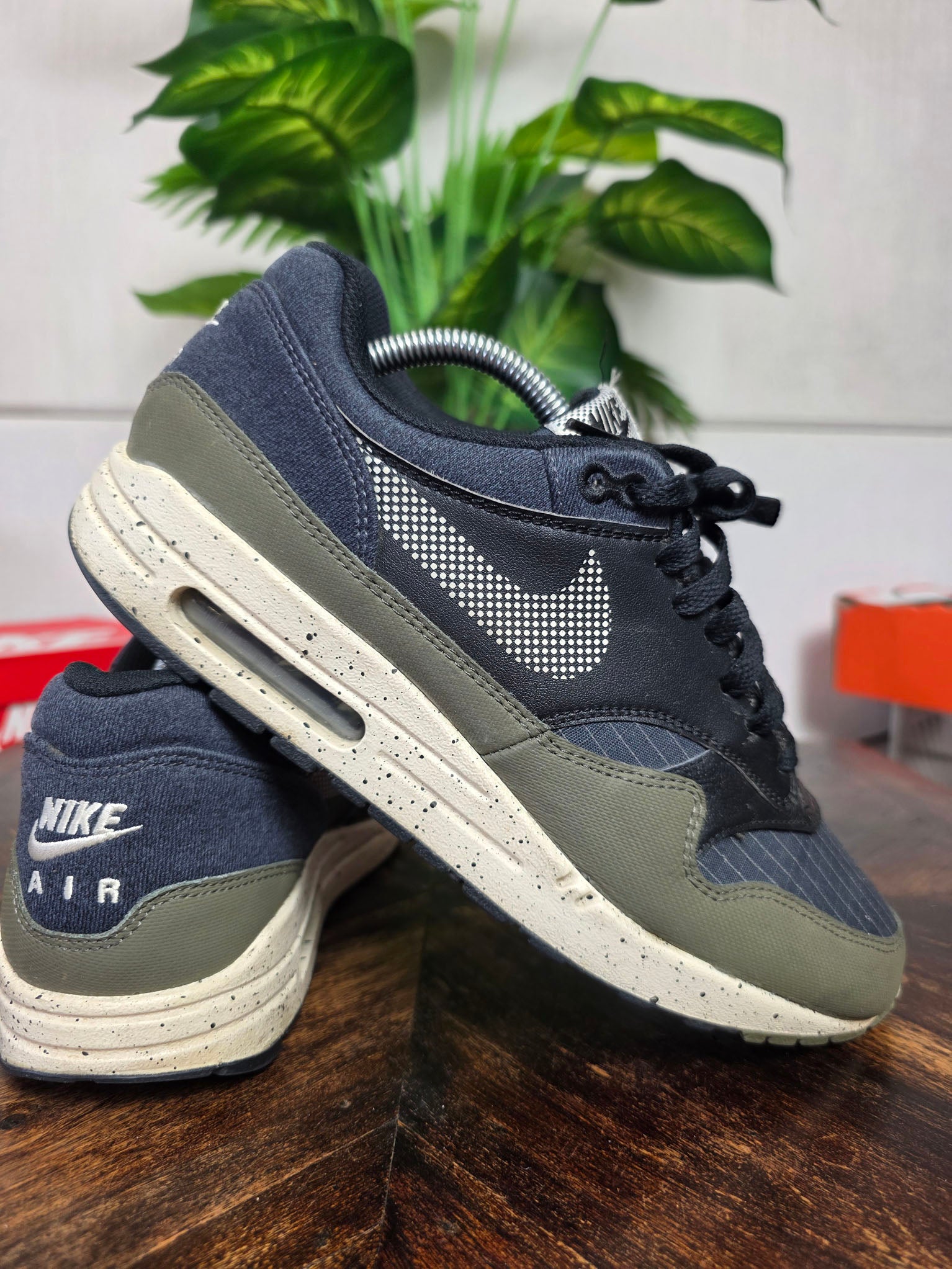 Nike Air Max 1 Medium Olive maat 42,5