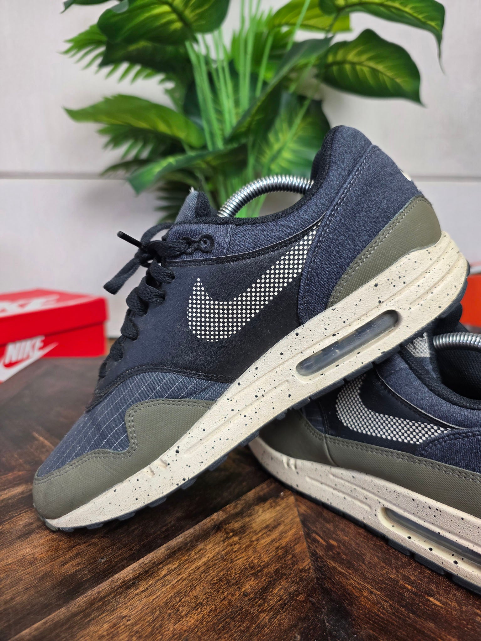 Nike Air Max 1 Medium Olive maat 42,5
