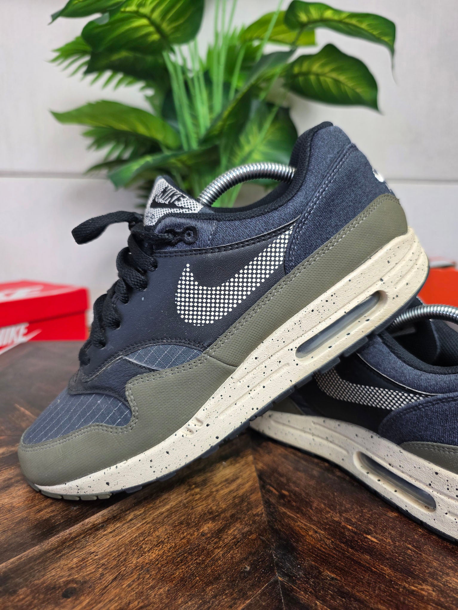 Nike Air Max 1 Medium Olive maat 42,5