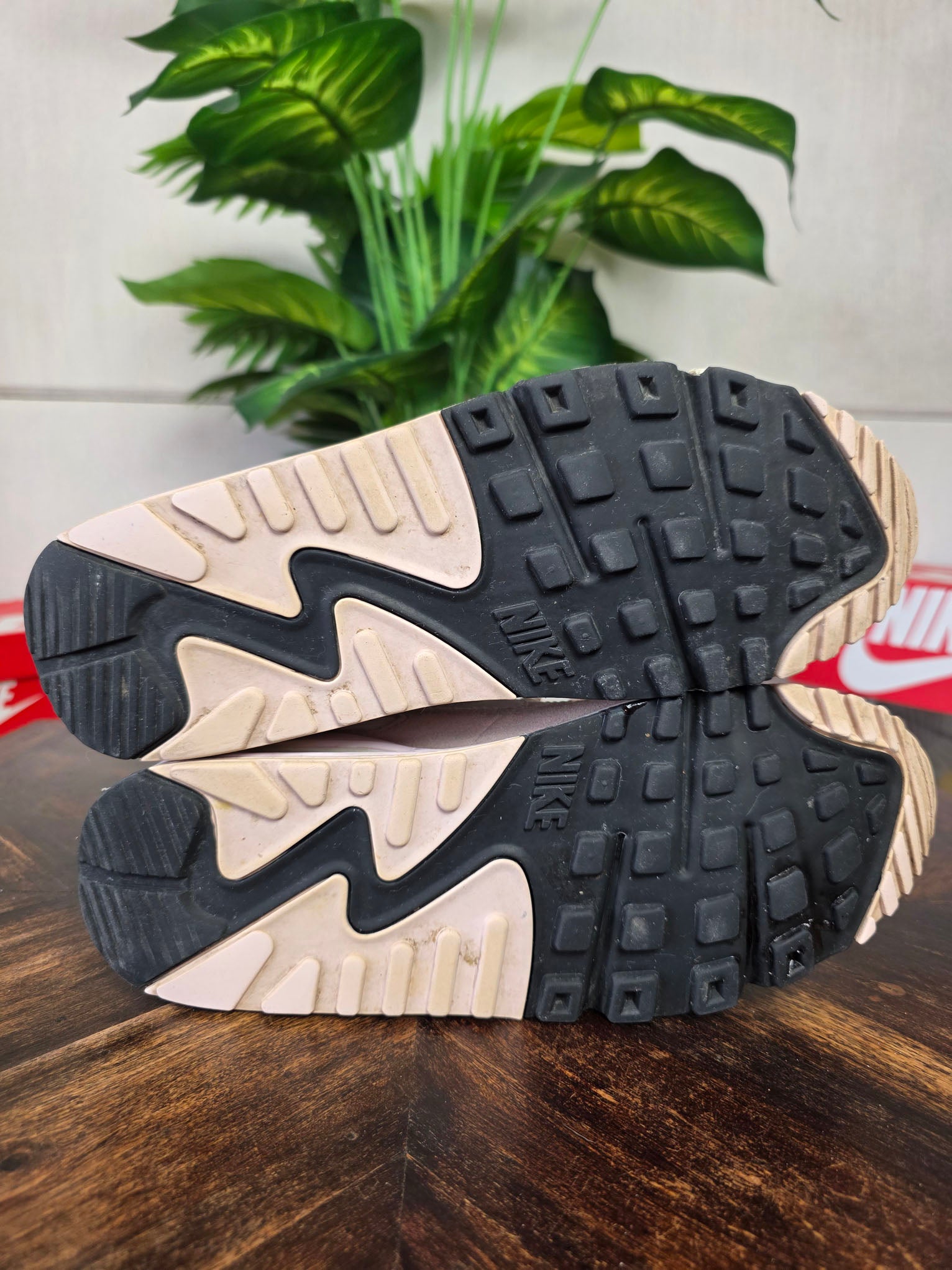 Nike Air Max 90 Barely Rose maat 42