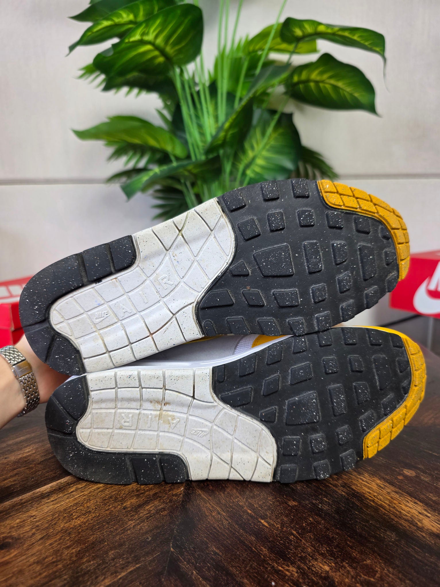 Nike Air Max 1 Essential University Gold maat 42