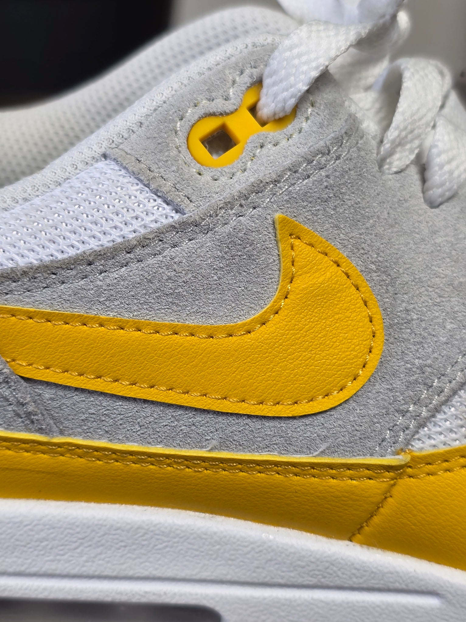 Nike Air Max 1 Essential University Gold maat 42