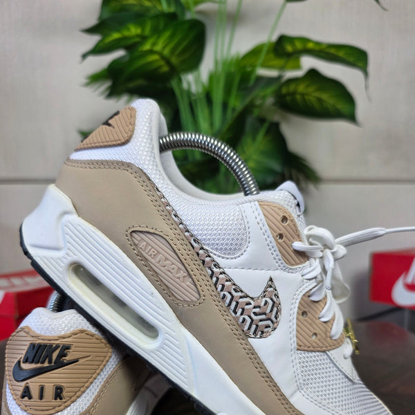 Nike Air Max 90 'United in Victory' maat 42