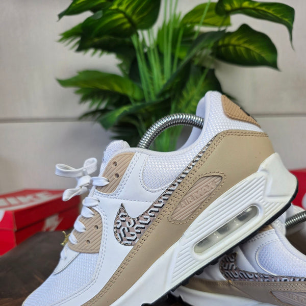 Nike Air Max 90 'United in Victory' maat 42