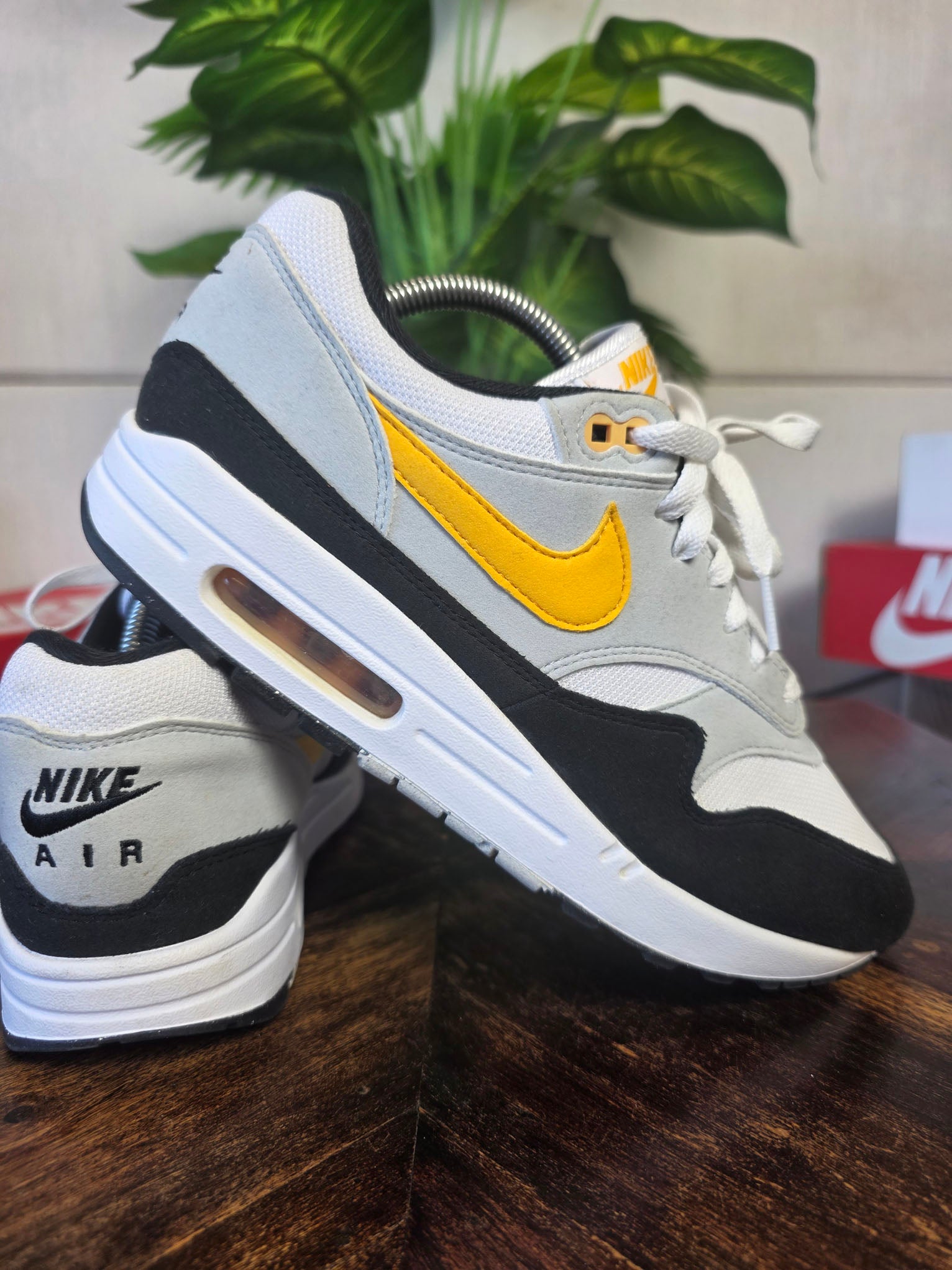 Nike Air Max 1 University Gold maat 43