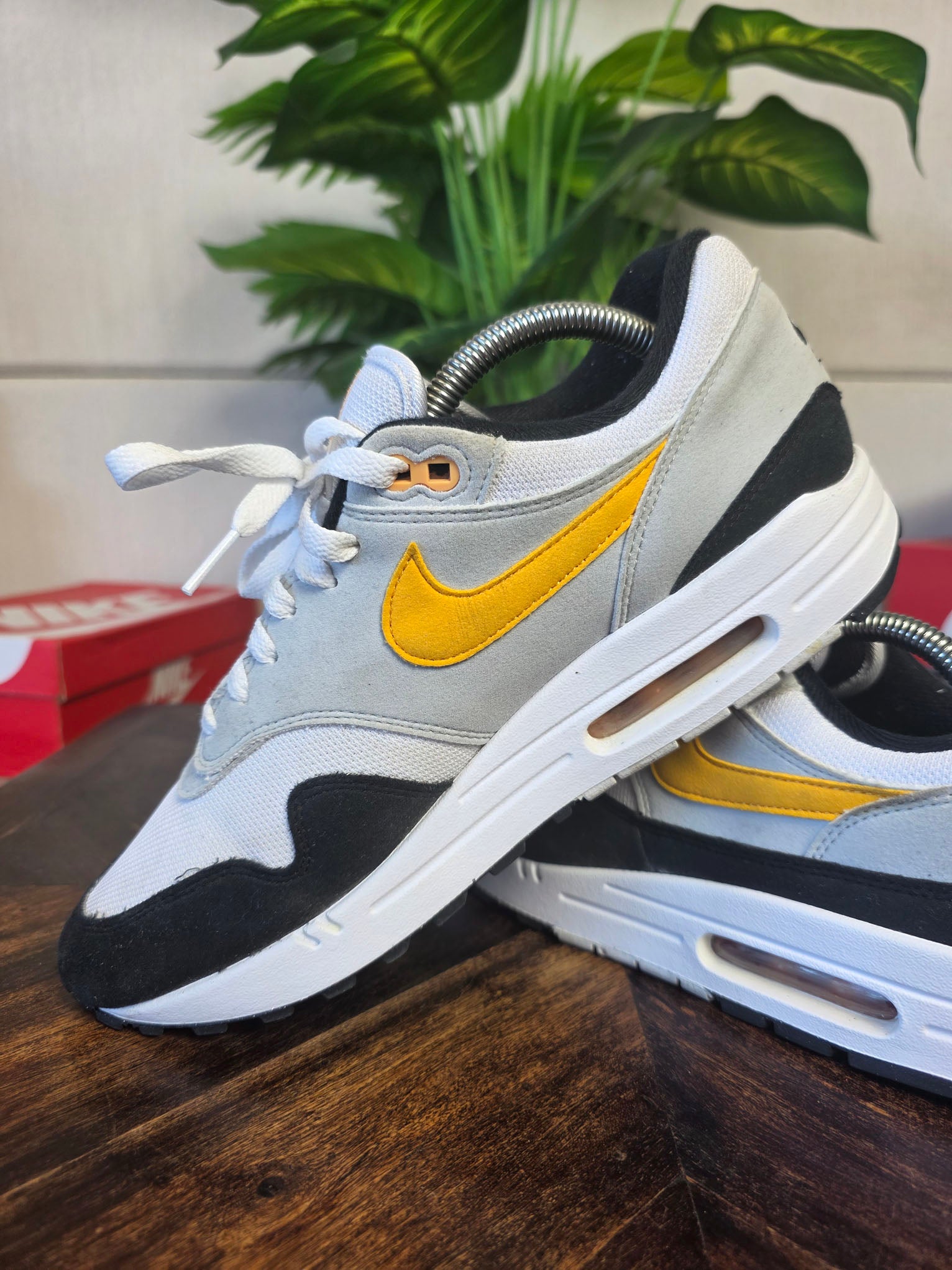 Nike Air Max 1 University Gold maat 43