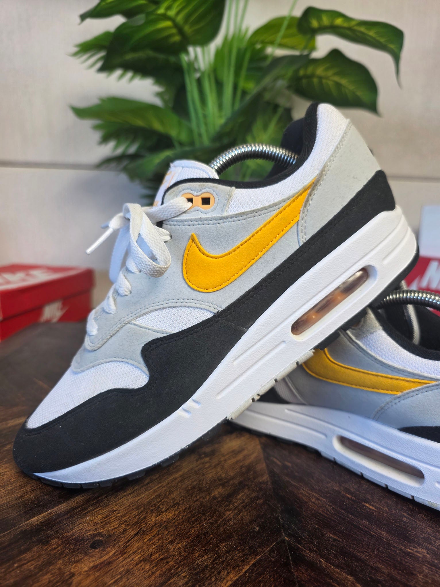 Nike Air Max 1 University Gold maat 43