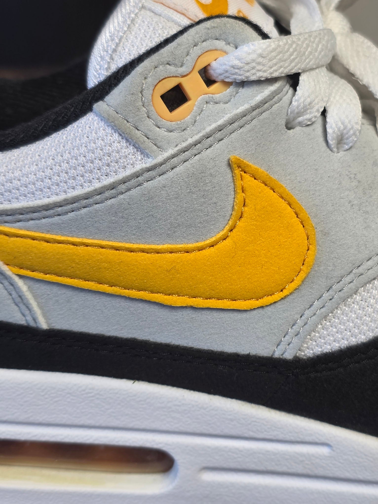 Nike Air Max 1 University Gold maat 43