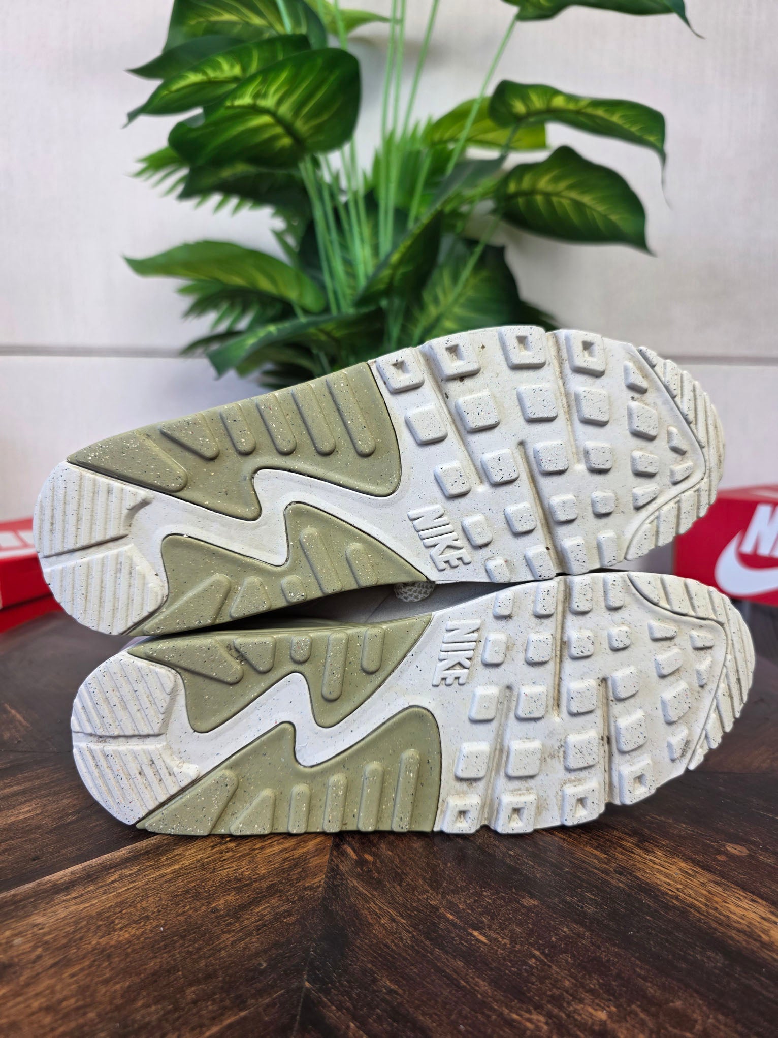 Nike Air Max 90 "Phantom Neutral Olive" maat 42,5