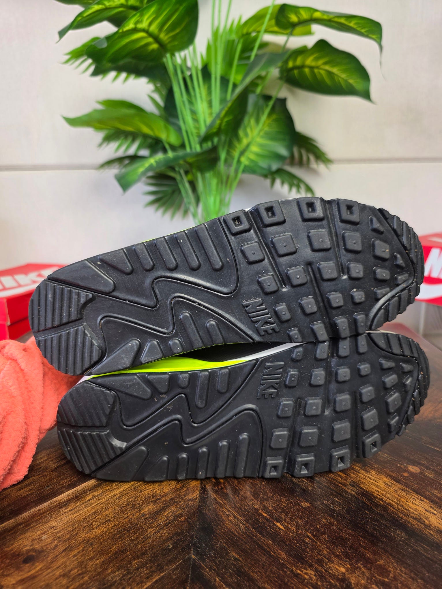Nike Air Max 90 Drift “Light Army Volt" maat 42,5