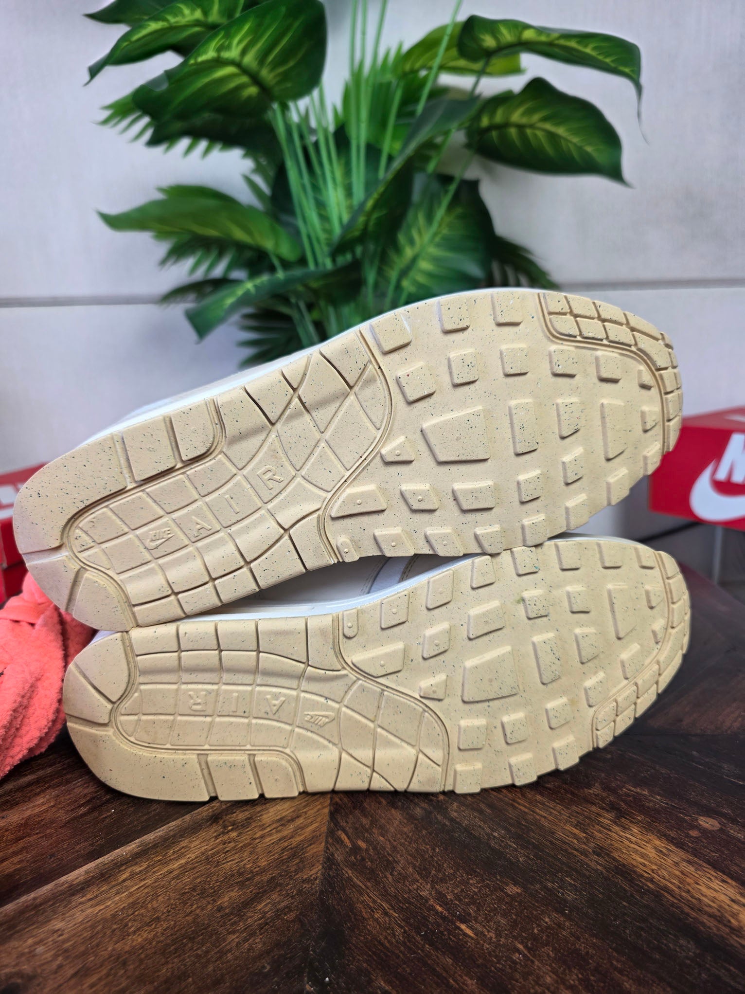 Nike Air Max 1 Sanddrift maat 45