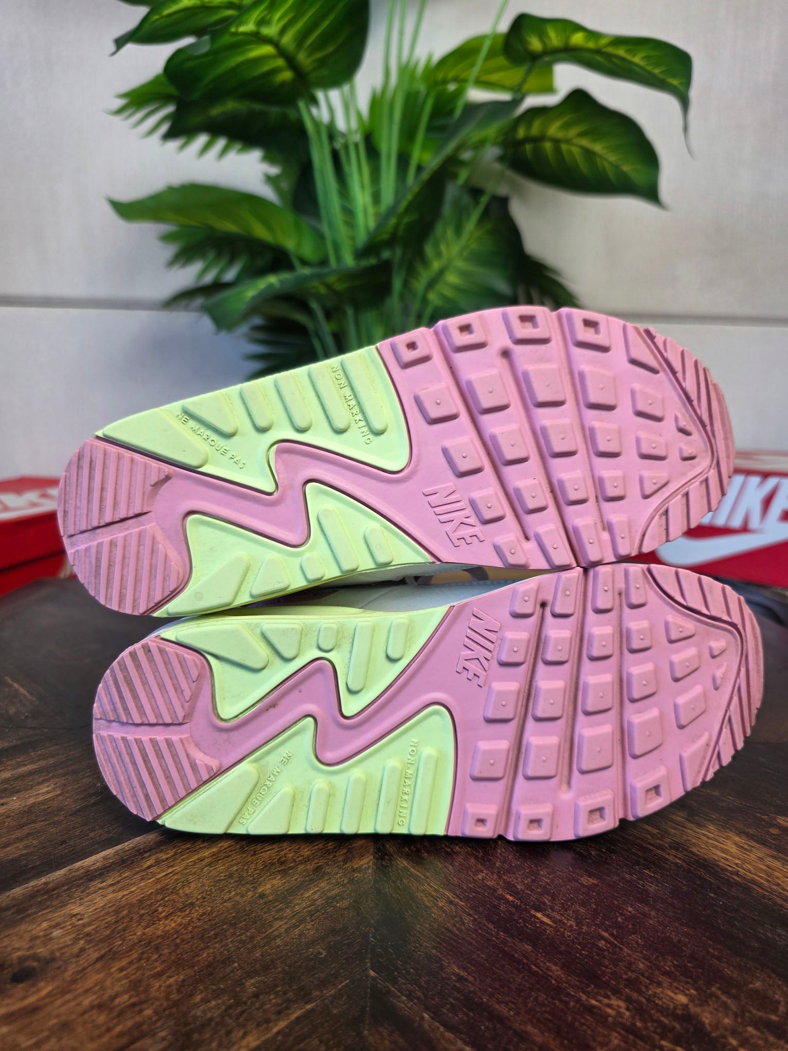 Nike Air Max 90 Pink Barely Volt maat 37,5