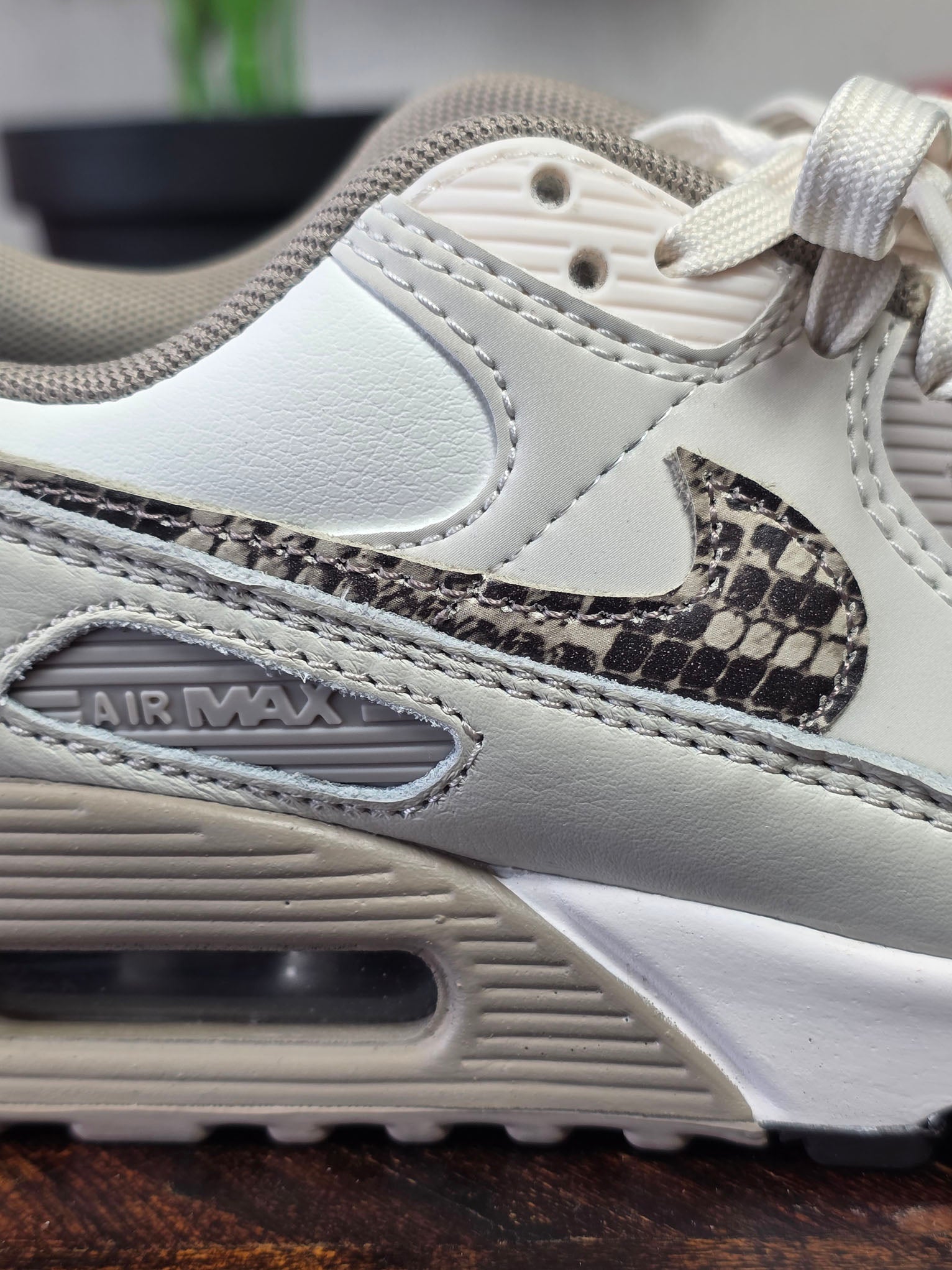 Nike Air Max 90 Wmns "Light Pink Snakeskin" maat 37,5