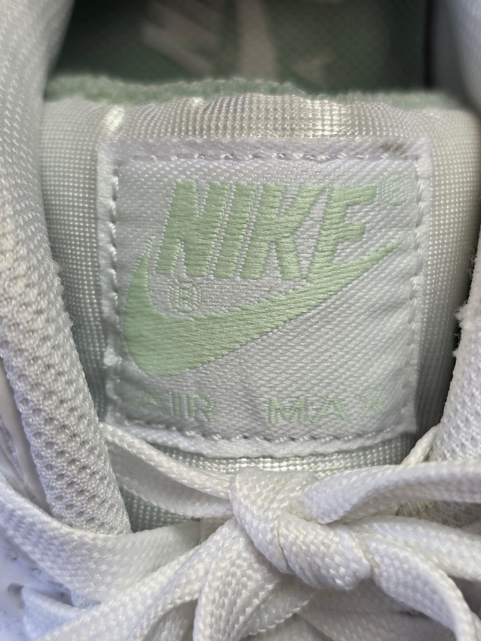 Nike Air Max 90 Pistachio Frost maat 40