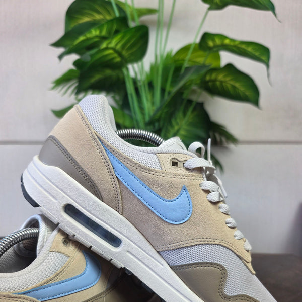 Nike Air Max 1 Essential Light Bone Psychic Blue maat 43