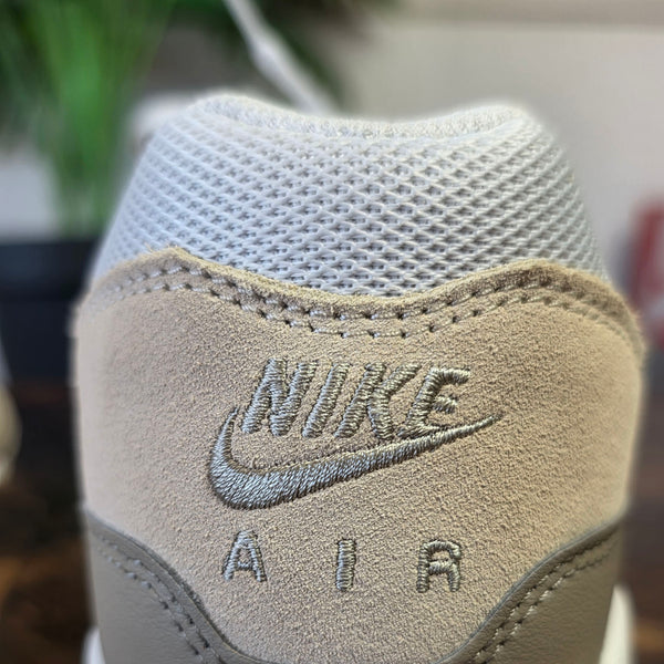 Nike Air Max 1 Essential Light Bone Psychic Blue maat 43