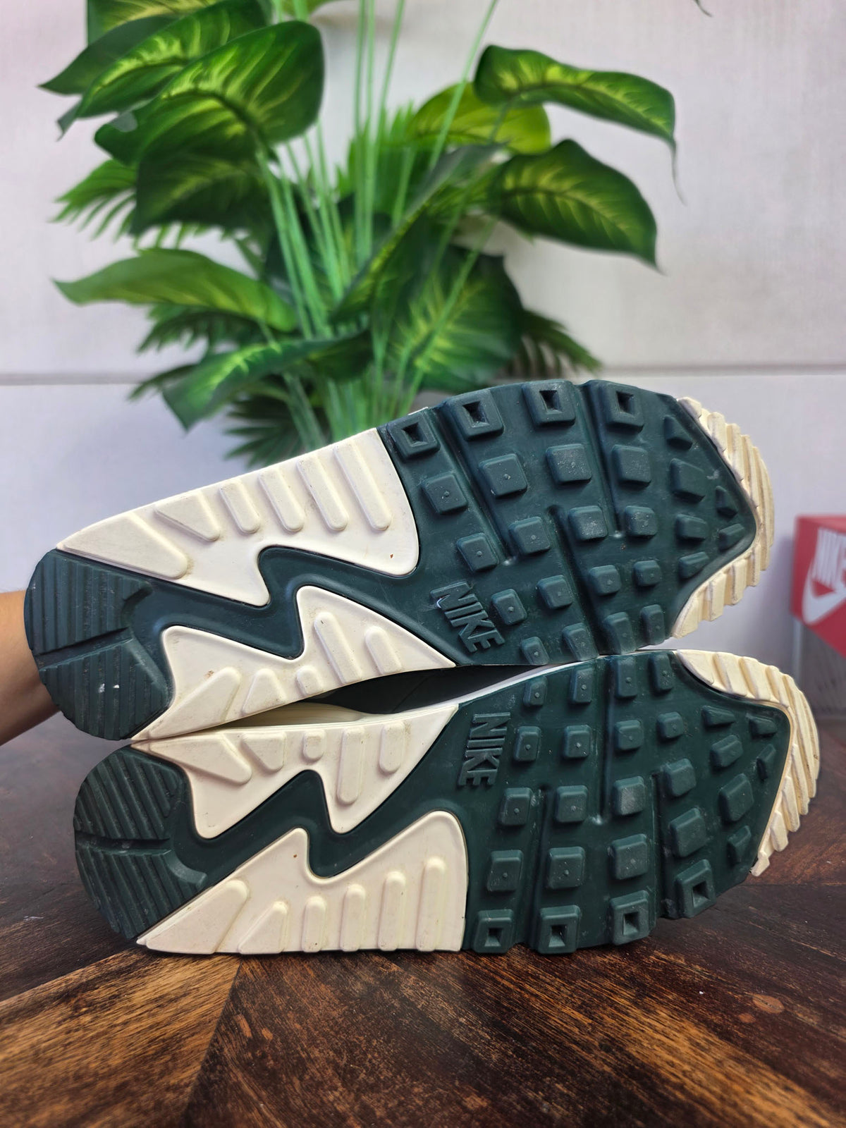Nike Air Max 90 Wmns "Vintage Green" maat 37,5