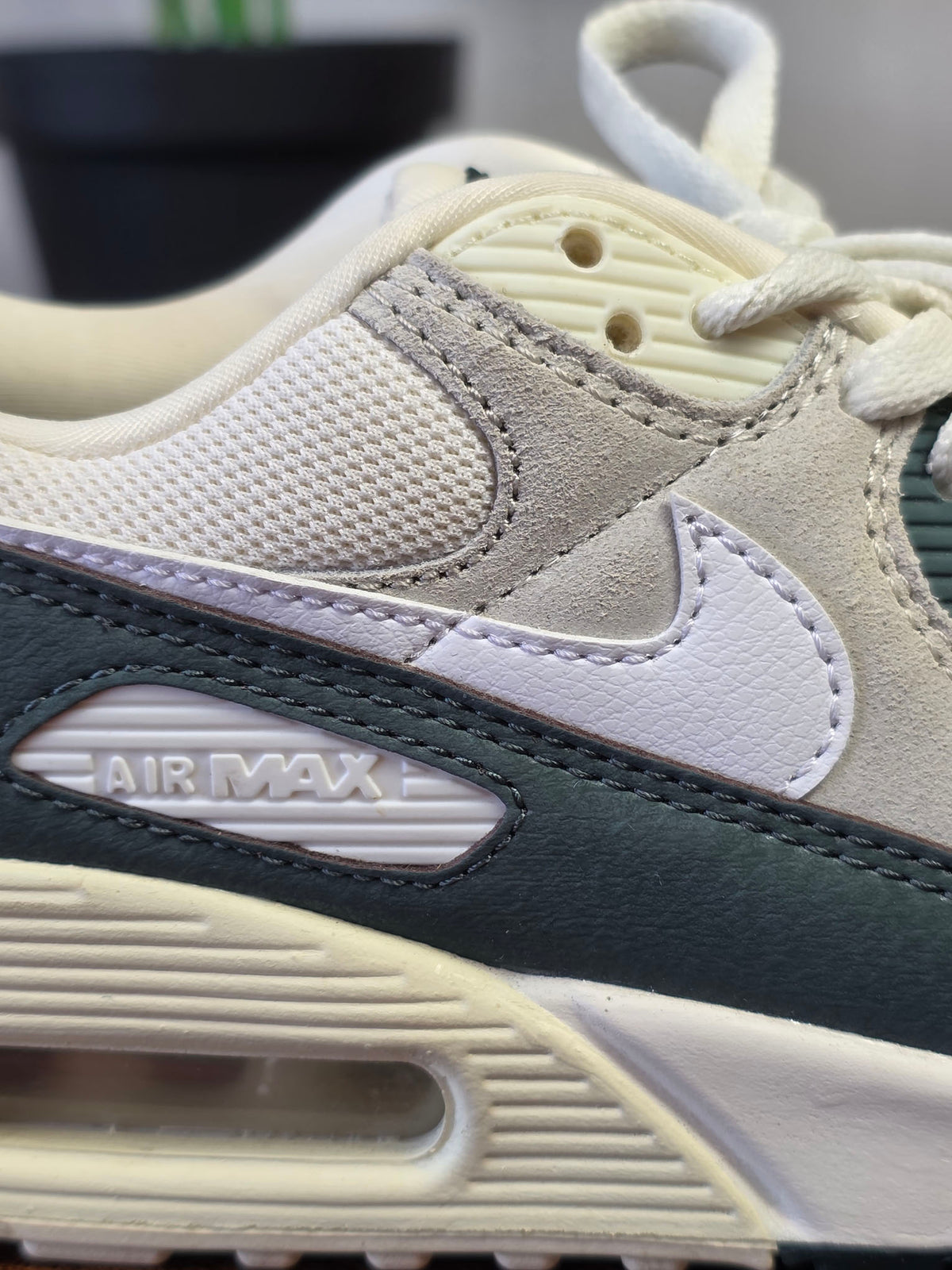 Nike Air Max 90 Wmns "Vintage Green" maat 37,5