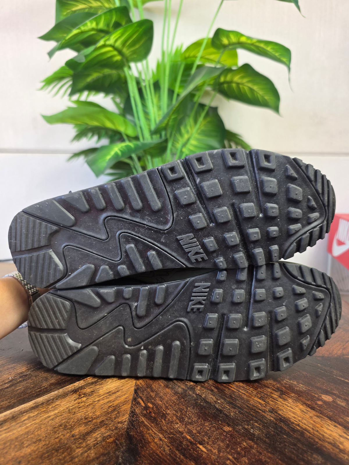 Nike Air Max 90 "Olive Reflective" maat 43