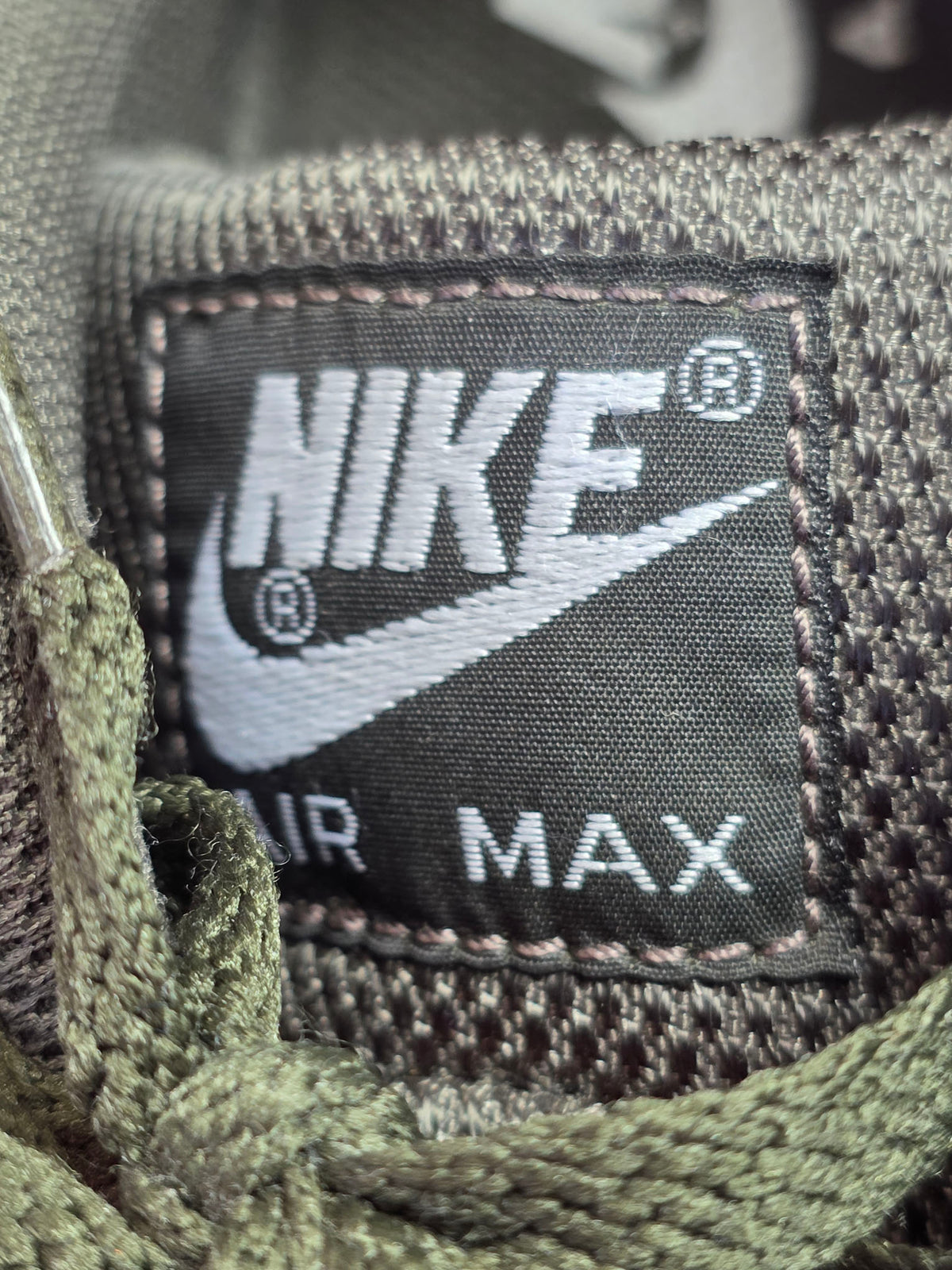 Nike Air Max 90 "Olive Reflective" maat 43